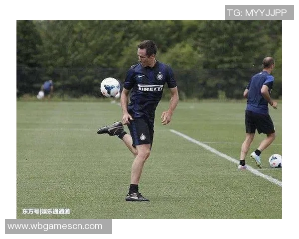 足球明星挑战篮球馆新玩法引发热议球迷期待跨界精彩对决